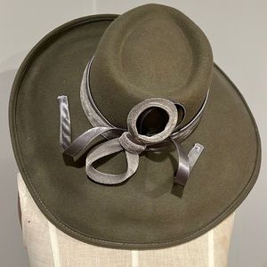 Beautiful wool hat with draw sting insert to make it fit just right🌺 grey/khaki